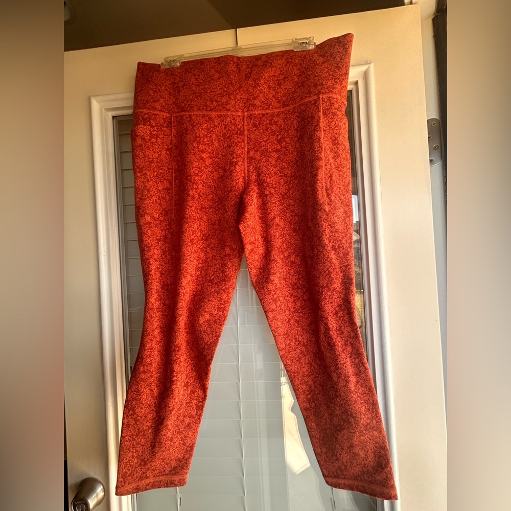 Athleta Orange salutation stash 7/8 length  Patterned/textured Leggings XL
